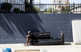 Кенеди објави нова стратегија за помош на бездомници и зависници