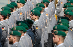 Берлин со „деспотски“ мерки ги спречува младите да избегнат регрутација