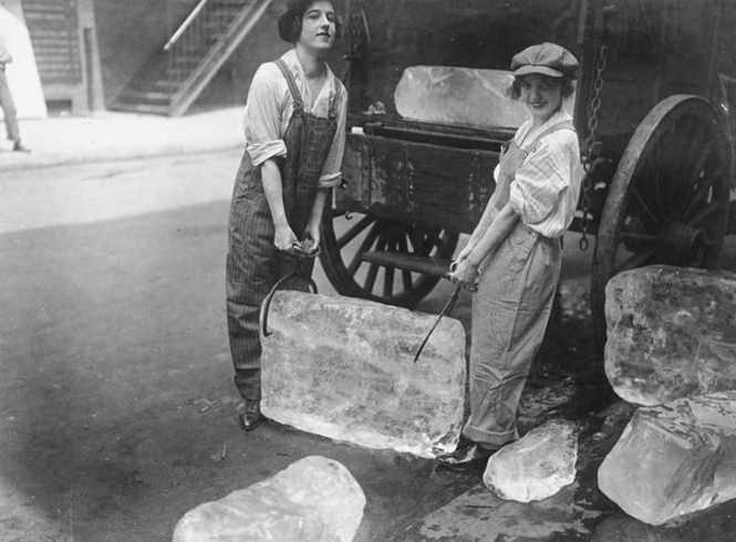 Девојчиња носат мраз по ресторани, 1918