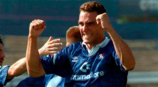 Челси ја завршил сезоната 1992/1993 на 11 место (на фото е култниот Вини Џонс)