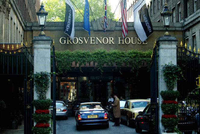 Фамозниот Grosvenor House Hotel во Лондон, изграден 1920-та. Според Economic Times, за него би можел да добие 825 милиони долари.