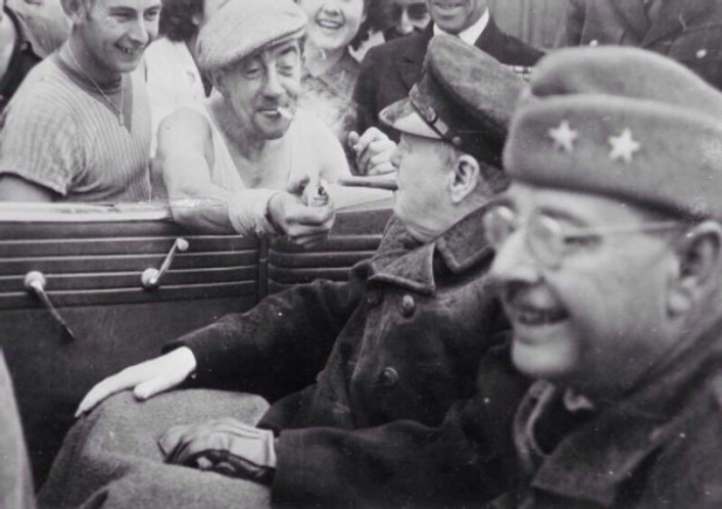 Французин му пали пура на Винстон Черчил, 1944
