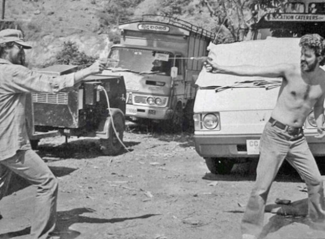 Џорџ Лукас и Стивен Спилберг со пиштоли на вода во Шри Ланка, 1983