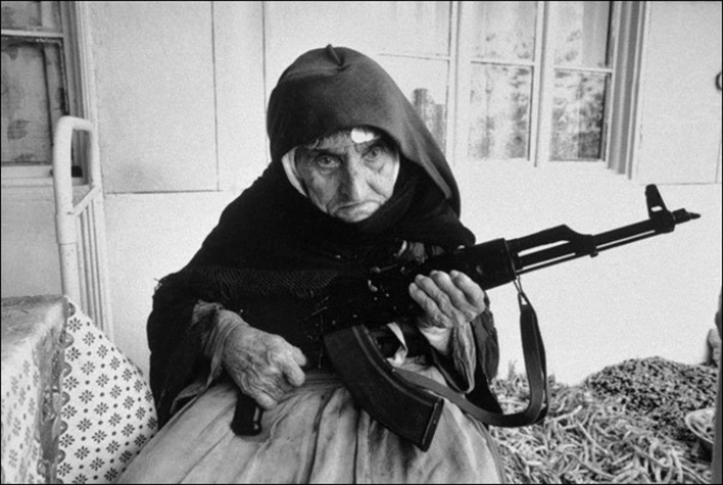 106 годишна Ерменка ќе го брани својот дом, 1990