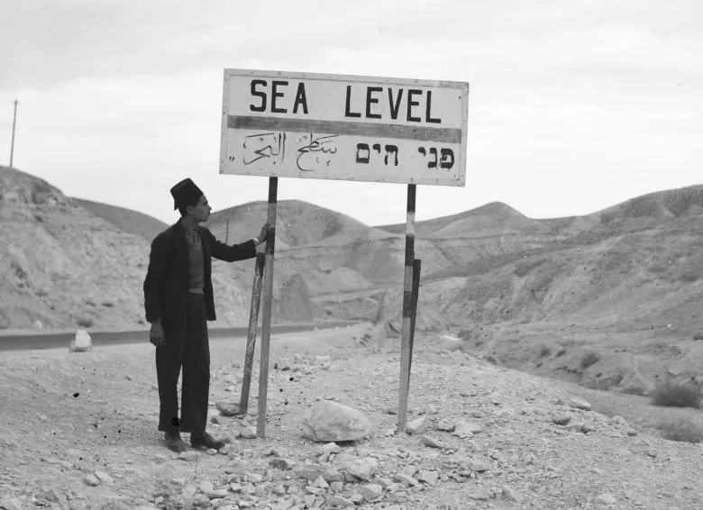 Знак кој го покажува нивото на Мртвото море во 1936-та година.